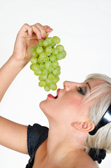schöne Frau isst Weintrauben