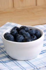 frische Blaubeeren in einer  weissen Schale
