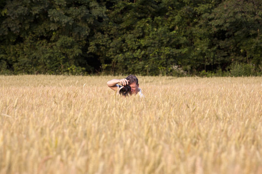 fotographer in corn field with camera