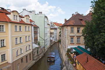Fototapeta na wymiar Kanał Wełtawy w Pradze