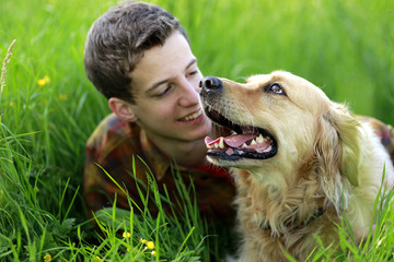 Junge und ein Hund im Gras