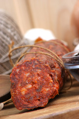 aufgeschnittene Salami auf einem Holzbrett