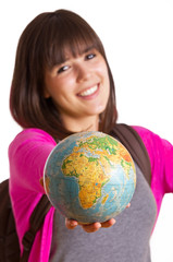 junge Frau zeigt einen Globus