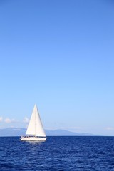 Einsames Segelschiff