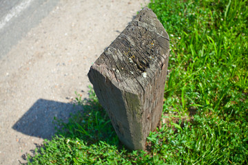 Obraz premium road side wooden block