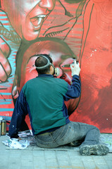 Obraz na płótnie Canvas Artystka Graffiti w pracy 2