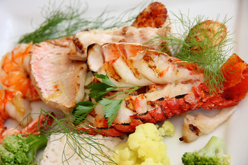 panaché de la mer en grillades, langouste, gambas, espadon