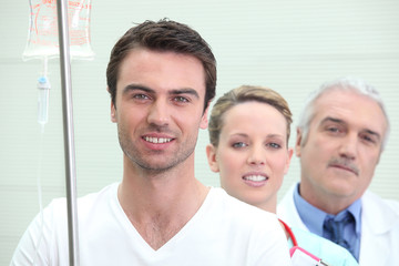 Jeune patient et équipe médicale