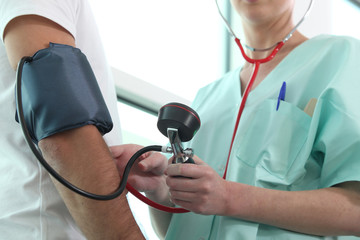 Infirmière examinant un patient