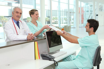 Obraz premium Equipe médicale à l'accueil d'un hôpital