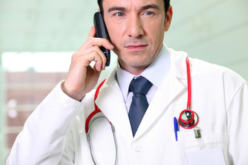 Portrait d'un médecin au téléphone
