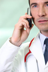 Portrait d'un médecin au téléphone
