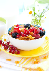 bowl of cornflakes with milk and fruits