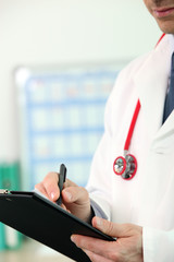 Médecin examinant un dossier médical