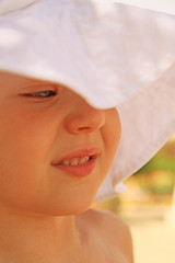 Portret czteroletniej dziewczynki w białym kapeluszu