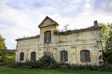 Fototapeta na wymiar Chapelle abandonnée du Château d'Ottange