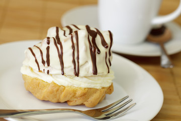 Windbeutel mit Schokoüberzug und Kirschfüllung