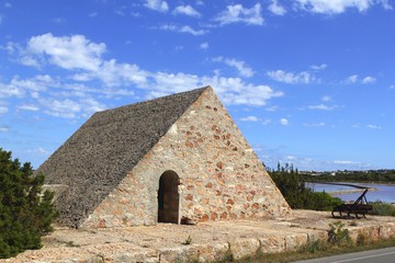 Fototapeta na wymiar trójkąt kamień murowane Ses Salines Formentera