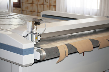 Macchina automatica taglio abiti