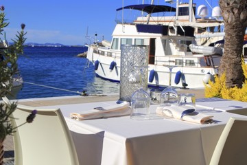 Fototapeta premium table dish glasses on marina port mediterranean