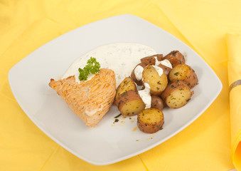 Hühnchen mit Babykartoffeln und Kräuterquark