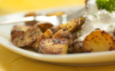 Gebratene Babykartoffeln mit Kräuterquark
