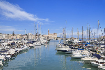 Fototapeta na wymiar Panoramiczny widok Trani turystycznym portu. Apulia.