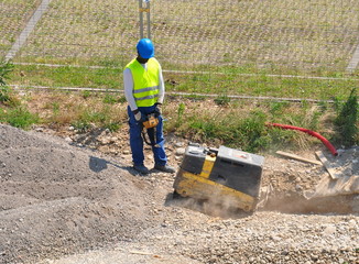 ouvrier et rouleau compresseur tele commande dans chantier