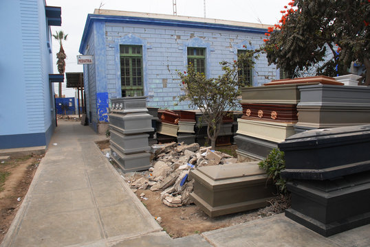 Earthquake in Peru: coffins in the hospital courtyard