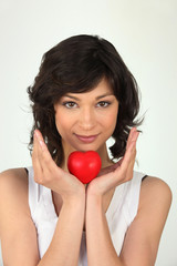 Portrait d'une femme avec un cœur rouge