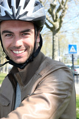 Portrait d'un homme avec casque de vélo