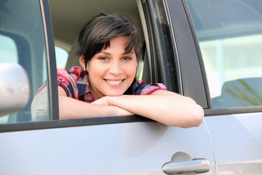 Portrait d'une femme dans une voiture