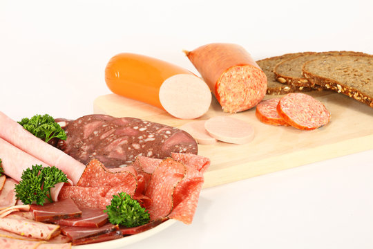 Wurstplatte mit frischem Brot