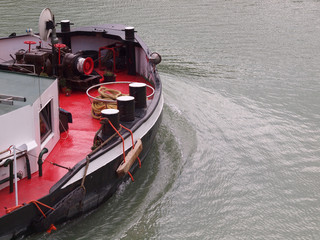 Bugwelle beim Binnenschiff