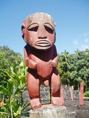 Statue, tiki d'un marae à Tahiti