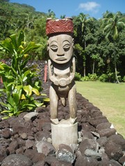 Statue en bois, tiki d'un marae à Tahiti
