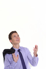 Junger Mann schaut nach oben