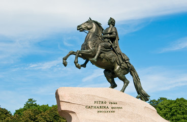 Fototapeta na wymiar Peter wielki pomnik (Je¼dziec miedziany) w Sankt-Petersburgu