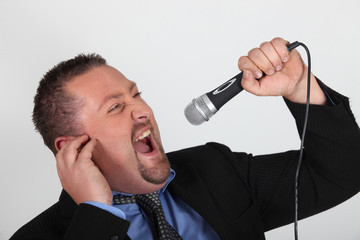 Naklejka premium Portrait d'un homme hurlant dans un microphone