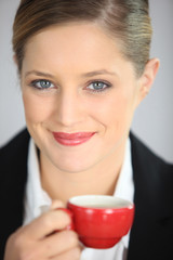 Portrait d'une femme buvant un café