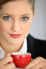 Portrait d'une femme buvant un café