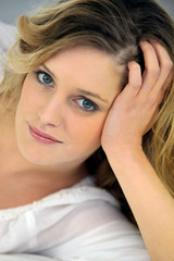 Fototapeta premium Portrait d'une belle femme blonde