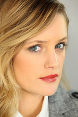 Portrait d'une belle femme blonde