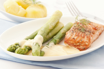 Spargel mit Wildlachs