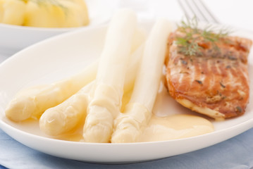 Spargel mit Wildlachs