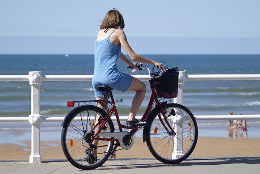 Mujer En Bicicleta