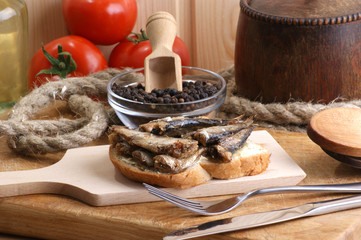 geräucherte Sprotten auf einer Scheibe Brot