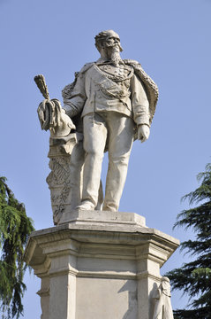 vicenza, statua vittorio emanuele II, piazza duomo, veneto