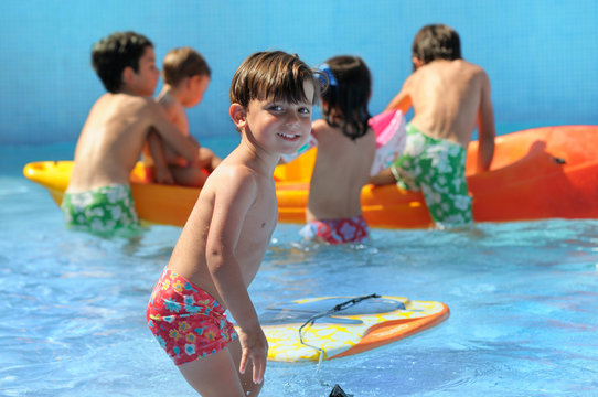 Ni&ntilde;os jugando en la piscina