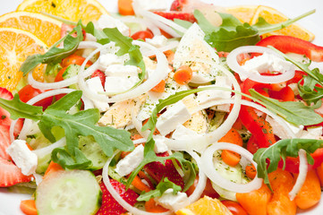 Bunter Salat mit Früchten